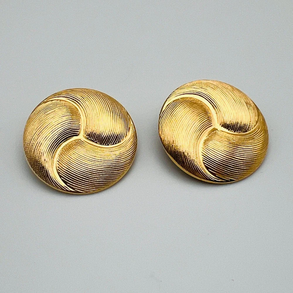Vintage Gold Tone Swirl Dome Pierced Earrings‎ Textured Ribbed Design